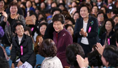 박근혜 대통령 “한반도 통일시대 여성 역할 크게 확대 기대” 아시아투데이