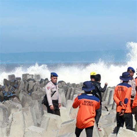 Wisatawan Asal Sragen Jateng Hilang Digulung Ombak Pantai Klayar