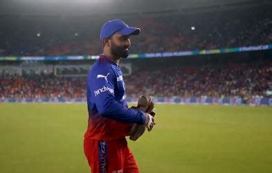 Dinesh Karthik Receives Emotional Guard Of Honour After Rcb S Loss In