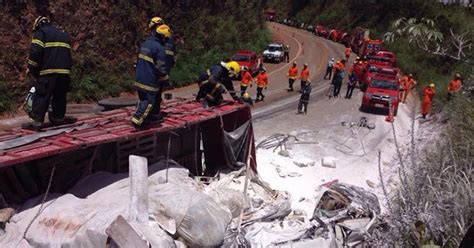 G1 Colisão entre carreta e dois carros deixa um morto na BR 080 no