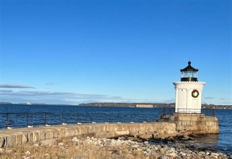 A Complete Guide to Portland Breakwater Light (Bug Light) (+ Photos)