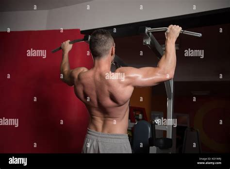 Hombre Deportista Haciendo Tirar Ups Chin Ups En El Gimnasio