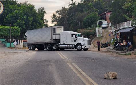 Bloquean La M Xico Acapulco Para Exigir Liberaci N De L Der De La Upoeg