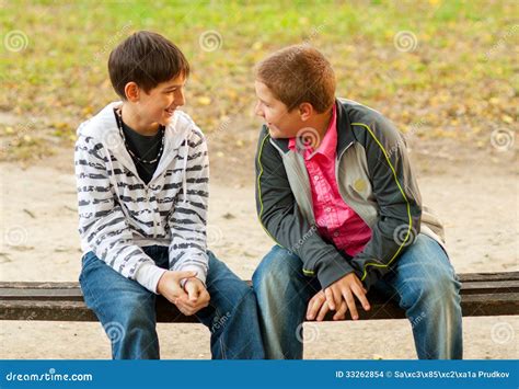 Dos Amigos Adolescentes Que Hablan En El Parque Foto De Archivo Imagen De Muchacho Teniendo