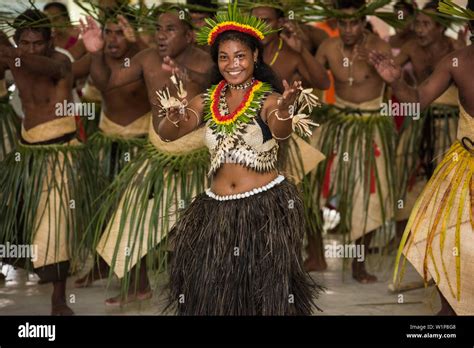 Una Mujer Sonriendo Ampliamente En Vestimentas Tradicionales Baila