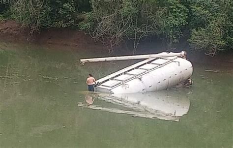 Motorista Sai Da Pista Caminh O E Ve Culo Cai Dentro De Rio Em