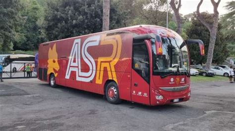 Trigoria Circa Giallorossi Fuori Il Centro Sportivo I Tifosi