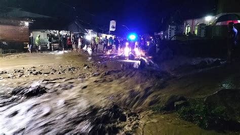 Banjir Luapan Air Pegunungan Hantam Permukiman Warga Kute Beringin