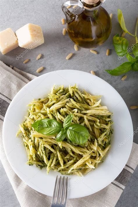 Pasta Tradicional De Trofie Con Salsa De Pesto En Plato Blanco 2023