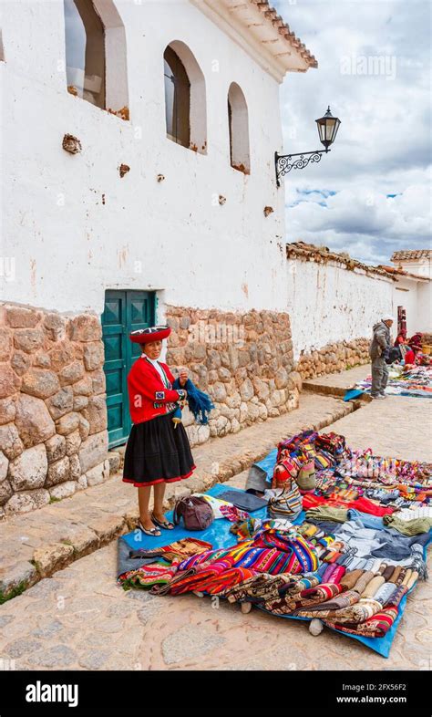 Mercado De Textiles Y Souvenirs Al Aire Libre En La Plaza Del Pueblo De