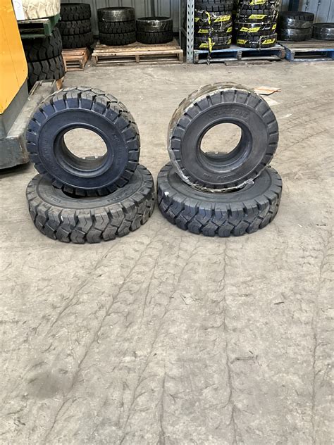 Solid Tyres To Suit 2 Tonne 2 5 Tonne Forklift Two Bay Forks