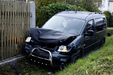 Unfall In Bautzen Vw Fahrer Kracht In Opel Und Stra Engraben