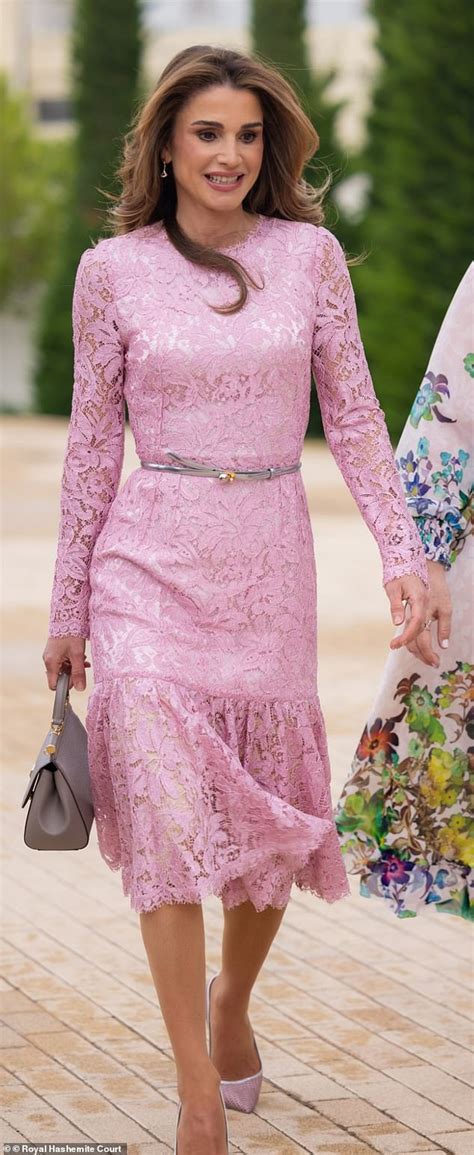 Queen Rania Of Jordan Stuns In A Floral Dress And Sparkling Pink Ring Daily Mail Online