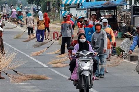 Penyapu Jalanan Di Indramayu Banyak Dan Meresahkan Sampai Harus