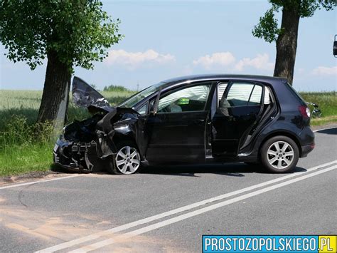 Dwie osoby trafiły do szpitala po zderzeniu aut na skrzyżowaniu