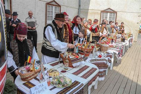 Un sat tradițional din Bucovina Dorna Candrenilor Coltisor de Romania