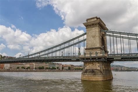 Puente De Las Cadenas De Budapest Hungr A Foto Premium