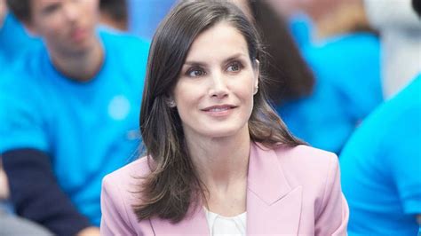 La Prenda Fetiche De La Reina Letizia Que Cuesta Menos De Euros Y