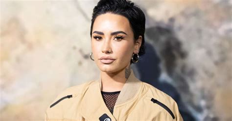 Demi Lovato Reflete Sobre Relacionamentos Homens Mais Velhos Isso