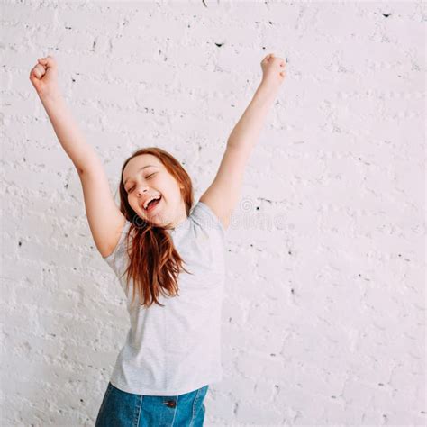 Fille Heureuse D Adolescent Sur Le Fond Blanc Du Mur Image Stock