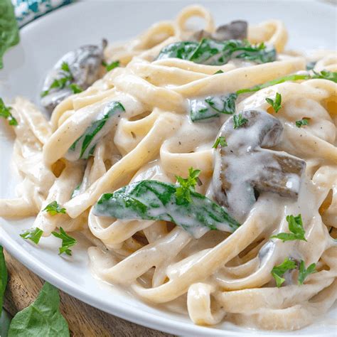 Chicken Fettuccine Alfredo With Garlic Bread