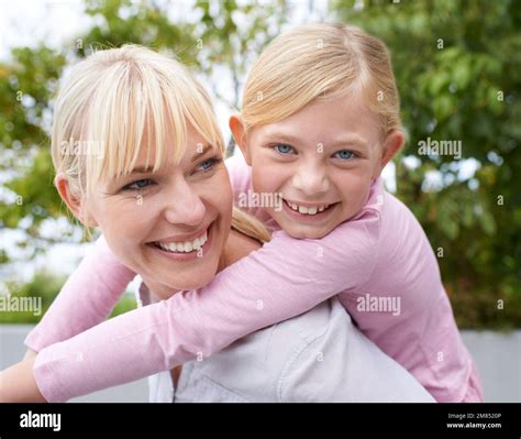 Ese vínculo especial entre madre e hija Una joven madre feliz dando a