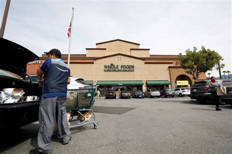 Gericht lässt Klage von Whole Foods Mitarbeiterin wegen Black Lives