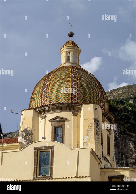 Les tuiles majolica couvraient le dôme de l église notre Dame de l