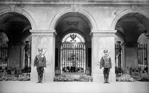 Grób Nieznanego Żołnierza w Warszawie Historia jednego z