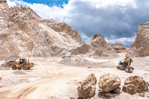 Cantera para la extracción de grava arena y piedra Foto Premium