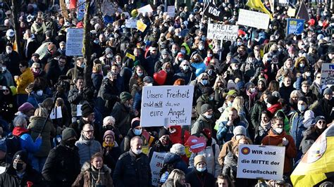 Mann Mit Axt Auf Demo Tausende Protestieren Gegen Corona Regeln N Tv De