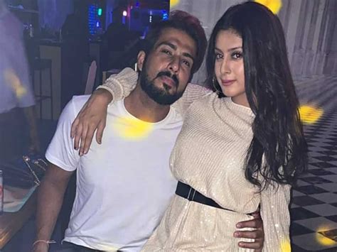 Bigg Boss 17 Isha Malviya S Photo With Ex Boyfriend Goes Viral