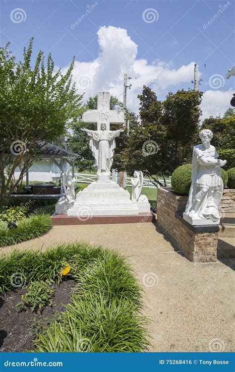 Graceland Meditation Garden - Statue of Jesus in the meditation garden ...