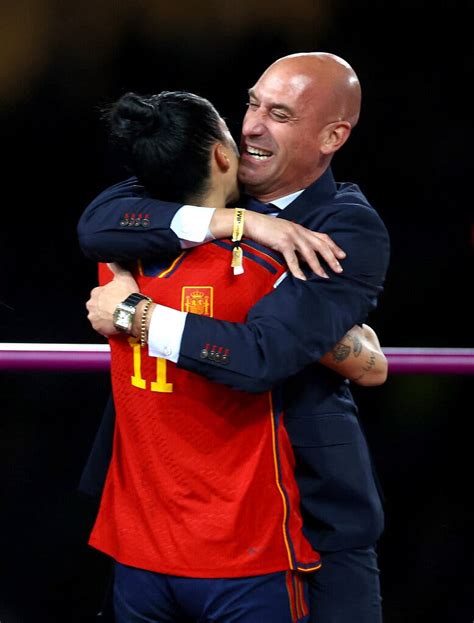 Luis Rubiales Apologizes for Kissing Jennifer Hermoso After World Cup Win - The New York Times