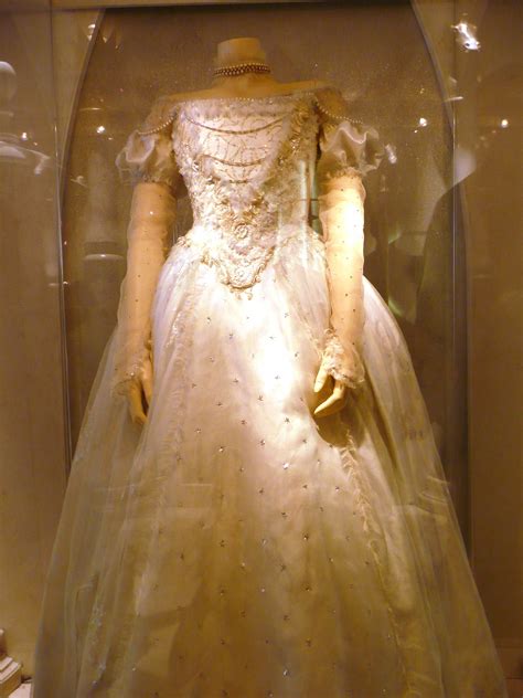 Tim Burton's Alice in Wonderland White Queen Halloween costume ideas ...