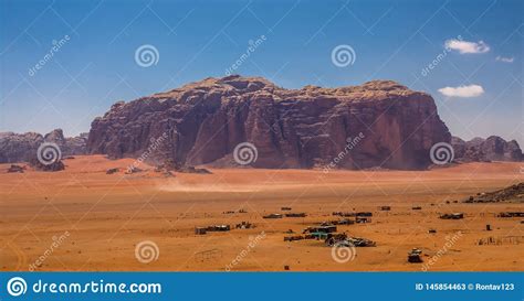 Wadi Rum Majestuoso Aka Valle De La Luna De Una Reserva De Naturaleza