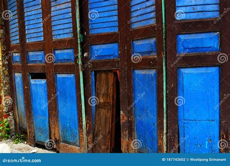 Antiga Porta De Madeira Azul Quebrada Bordas Castanhas Escuras Foto