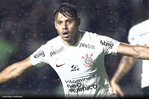 Na despedida do Brasileirão Corinthians bate o rebaixado Coritiba