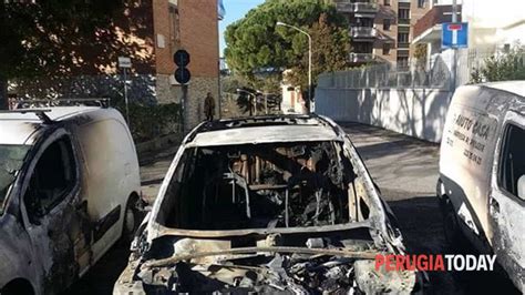 Perugia Ancora Auto In Fiamme Di Notte Tre Vetture Distrutte