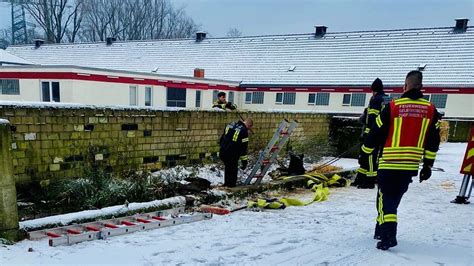 Gelsenkirchen Feuerwehr Rettet Pferd Aus Zugefrorener Mistgrube