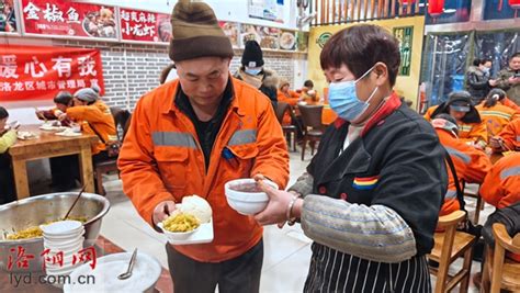 粥甜心暖！洛阳城管部门请全市环卫工人喝腊八粥新闻中心洛阳网