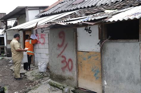 Hidup Di Kolong Tol Pemkot Surabaya Akhirnya Relokasi 32 Warga Kampung