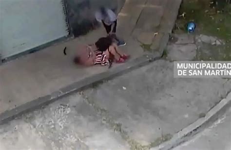 Video Lo Filmaron Golpeando Brutalmente A Una Mujer En La Calle Y Lo