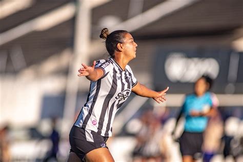 Nath Pitbull celebra primeiro gol a camisa do Ceará e cita