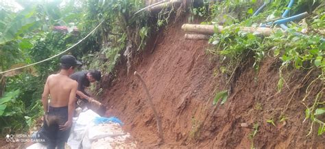 Diguyur Hujan Lebat Tpt Ambruk Di Kalapanunggal Sukabumi Timpa Dapur