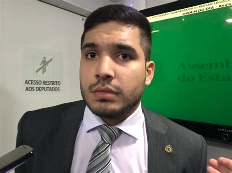 Grupo de médicos e PSOL pedem na AL punição ao deputado André Fernandes