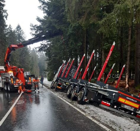 Einsatz Nach Lkw Unfall Bezirk Rohrbach