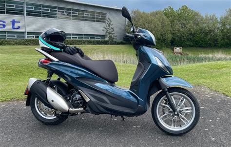 Piaggio Beverly 300 Hpe First Impressions Scooter Review 2021 Visordown