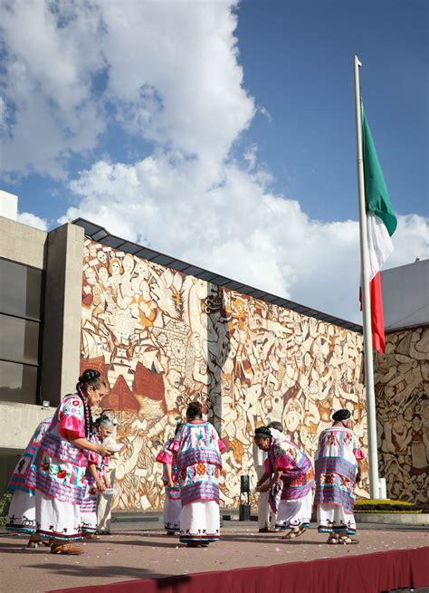 Develación de los murales El Regreso de los Dioses Conjunto