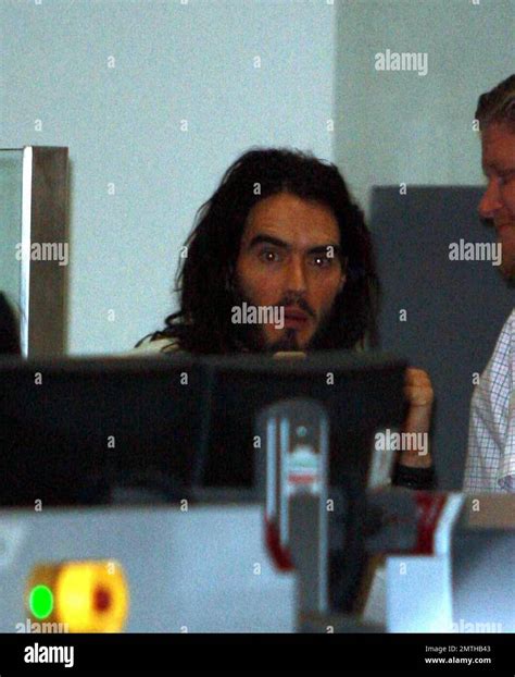 Russell Brand Llega A LAX Para Tomar Un Largo Vuelo A Londres El Actor